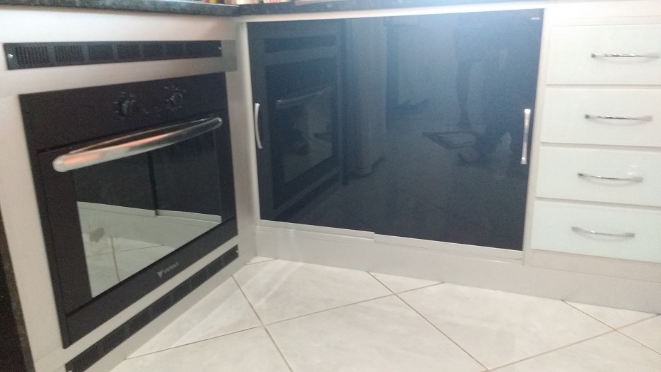 Armario com forno embutido Armario com forno embutido